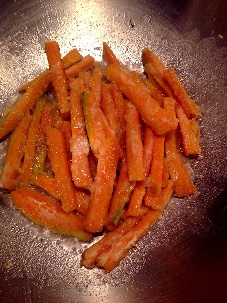 咸蛋黄南瓜,锅里放油小火煎南瓜条，轻轻的推，南瓜容易断