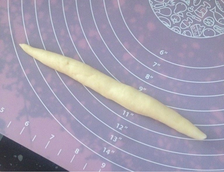 火腿面包,取出,分成30g一份的,揉成条状