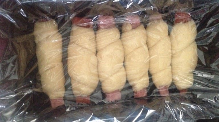 火腿面包,盖上保鲜膜,松弛20分钟,刷上蛋液