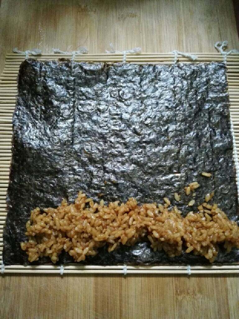 小熊寿司卷,取一张海苔,铺上酱油饭,条要稍微细一点。