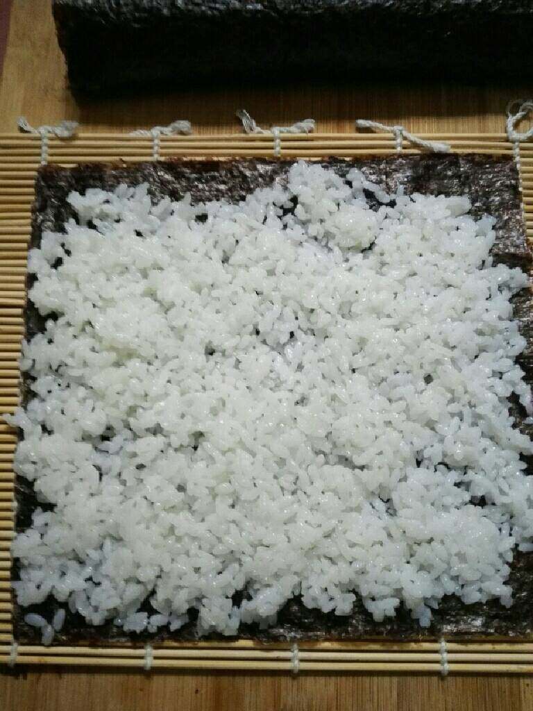 小熊寿司卷,再取一张海苔,全部铺上白米饭。