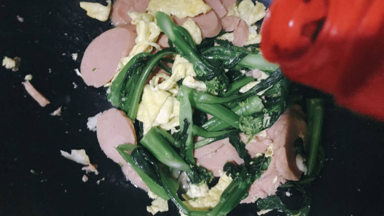 火腿青菜炒鸡蛋,大火收汁,最后淋上一点生抽提鲜即可