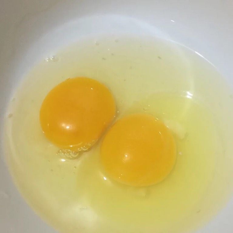鲜虾鸡蛋羹,如图宝宝蛋两个,充分打散