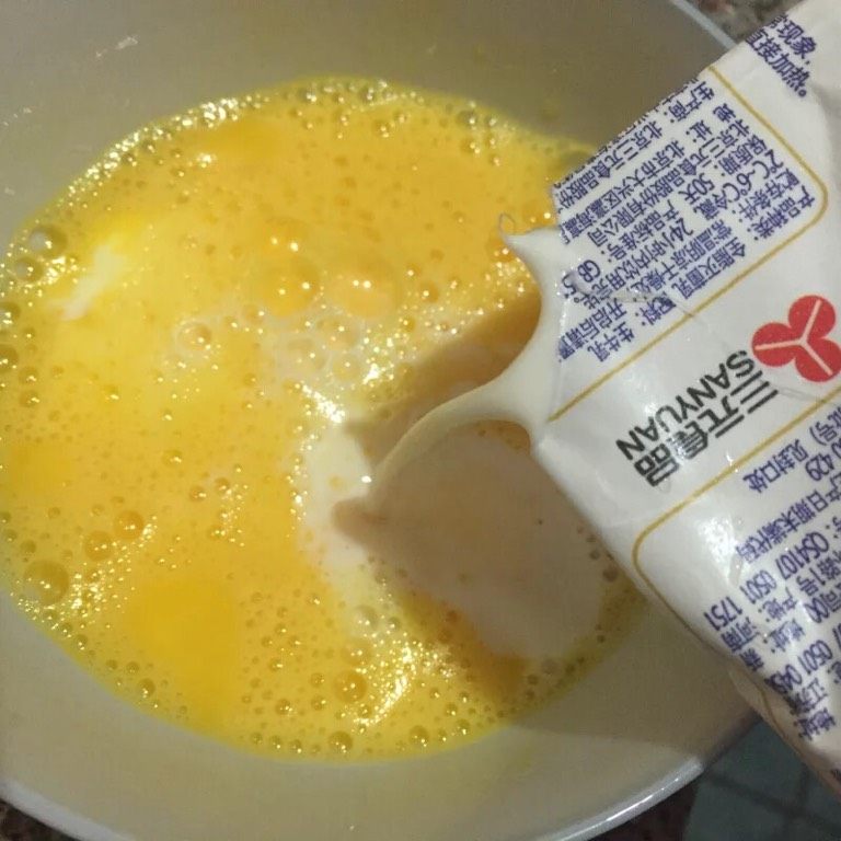 鲜虾鸡蛋羹,如图加入适量纯牛奶,鸡蛋和牛奶的比例1:1