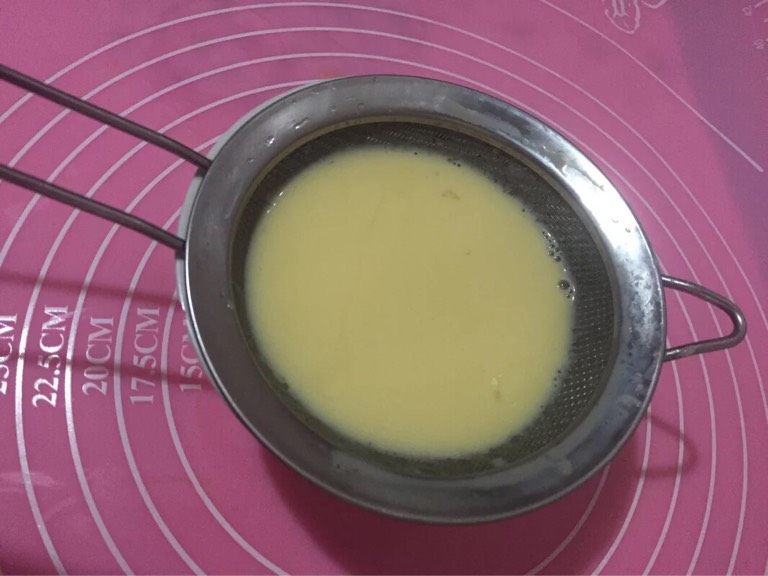鲜虾鸡蛋羹,如图搅拌均匀,过筛
