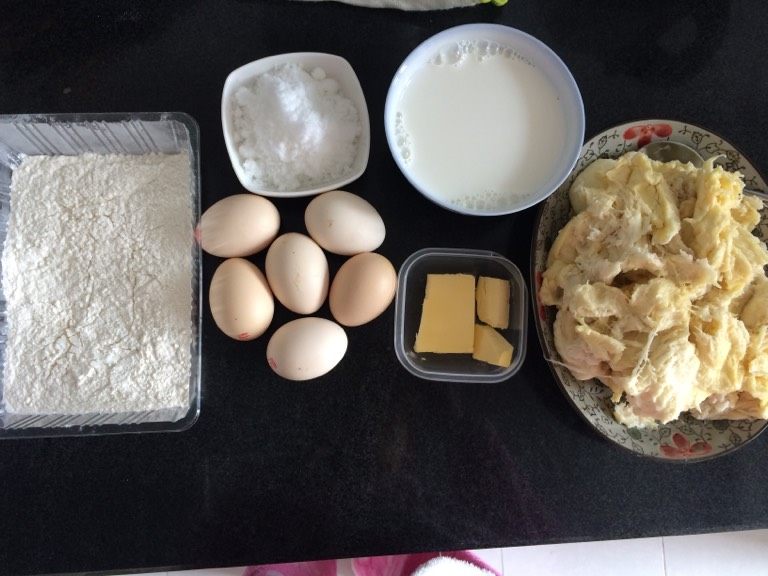 榴莲千层糕,如图把所需材料一一准备好(黄油隔水融化备用)