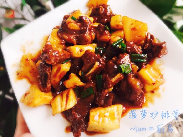 菠萝排骨,锅里烧开倒入少许油，炒香排骨，加入腌过排骨的开水，中火焖煮熟后，倒入<a style='color:red;display:inline-block;' href='/shicai/ 699'>番茄酱</a>，盐和<a style='color:red;display:inline-block;' href='/shicai/ 10588'>糖</a>.放入菠萝.撒上葱花，翻炒均匀关火.