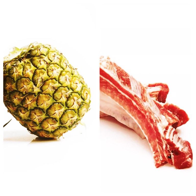 菠萝排骨,<a style='color:red;display:inline-block;' href='/shicai/ 434'>排骨</a>洗净控干水分，用<a style='color:red;display:inline-block;' href='/shicai/ 718'>料酒</a>和<a style='color:red;display:inline-block;' href='/shicai/ 788'>生抽</a>抓匀腌制半小时左右.<a style='color:red;display:inline-block;' href='/shicai/ 597'>菠萝</a>切块，用盐水浸泡过.