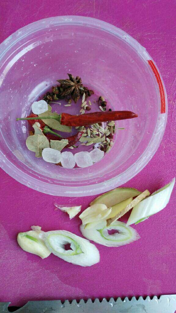 ≈卤鸡爪≈,葱姜蒜切片,卤料准备好