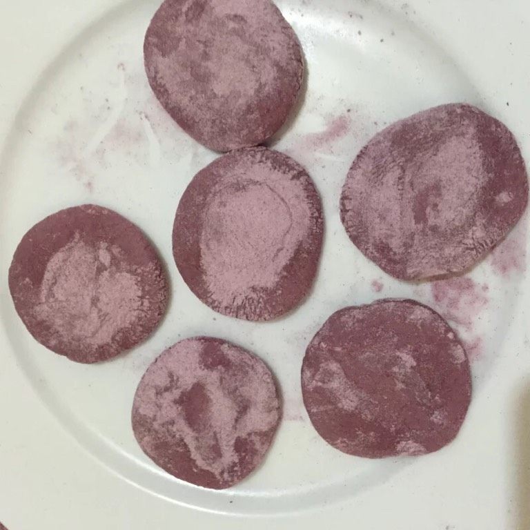 紫薯玫瑰花卷,如图撒上少许干面粉,按压成饼