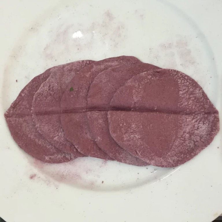 紫薯玫瑰花卷,如图用擀面杖擀成圆片,五个一组排列,用筷子在面饼中间压一道痕迹(想要玫瑰花含苞待放就让面饼排列紧凑一些,想要玫瑰花盛开就排列的松散一些)