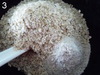 燕麦全麦面包,将小麦全麦、燕麦、剩下的水、温牛奶、酵母溶液倒入一个大的容器,用橡皮刮刀搅拌均匀;