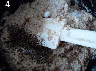 燕麦全麦面包,加入罗勒和盐,继续搅拌均匀;