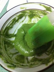 抹茶海绵肉松卷,把做好的抹茶面糊装入挤花袋里,尖端剪开一个小口;