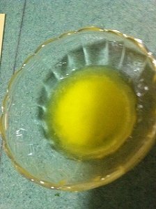 抹茶海绵肉松卷,无盐黄油放在容器内隔热水融化成液体备用;