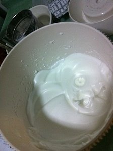 抹茶海绵肉松卷,细砂糖分3次加入蛋白里,将蛋白打发到8~9分发;
