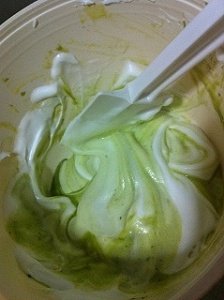 抹茶海绵肉松卷,取1/3的蛋白霜加入抹茶蛋黄糊里拌和均匀;
