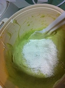 抹茶海绵肉松卷,分三次筛入低粉拌均匀,每筛入一次要拌匀后再筛进下一次面粉;