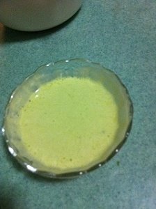 抹茶海绵肉松卷,取少量面糊倒入融化好的黄油里用刮刀拌匀,再倒回原来的面糊里翻拌均匀;