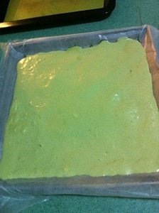抹茶海绵肉松卷,把面糊倒进线条已经冻硬了的烤盘里抹平;