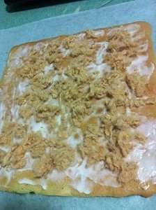 抹茶海绵肉松卷,放进烤箱中层烤约12分钟左右,175度,表面上色就可以取出来了,取出来后稍微放凉就把油纸撕开,重新拿一张新的油纸铺在下面,抹上沙拉酱,再撒上<a style='color:red;display:inline-block;' href='/shicai/ 432'>肉松</a>;