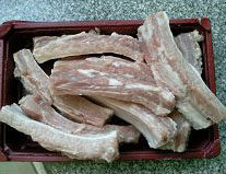黑椒烤大排,排骨浸泡半小时,洗干净血水,沥干或者用厨房纸擦干水分;