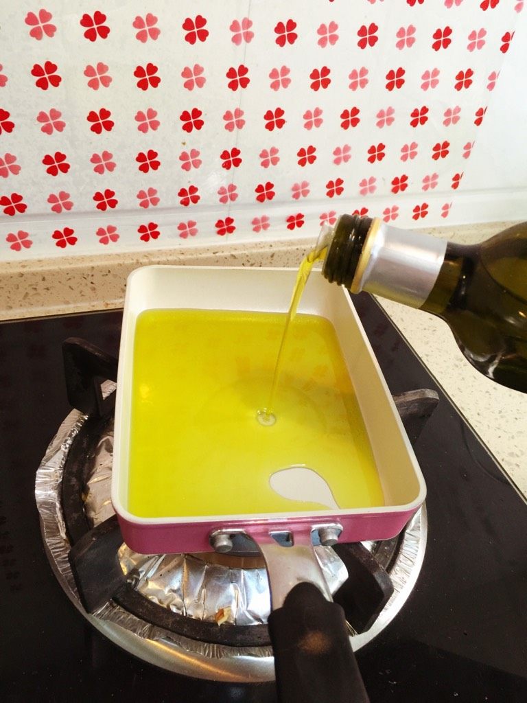 赛蟹鲜,开火,倒入<a style='color:red;display:inline-block;' href='/shicai/ 851'>橄榄油</a>