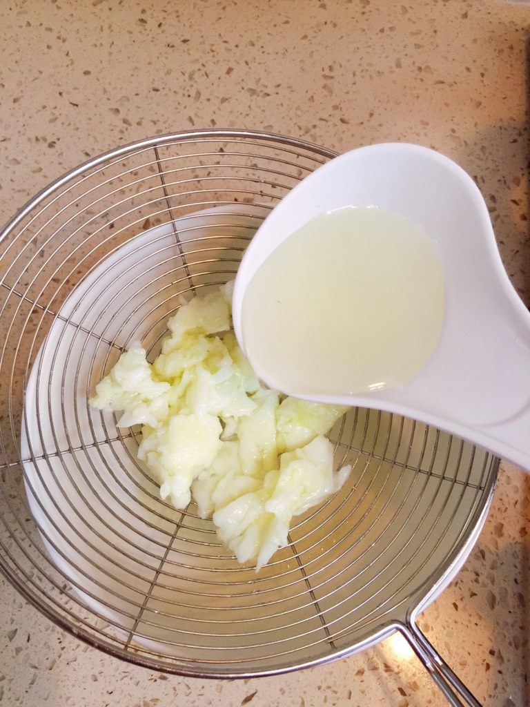 赛蟹鲜,将昆布汤洒上去过滤,去油