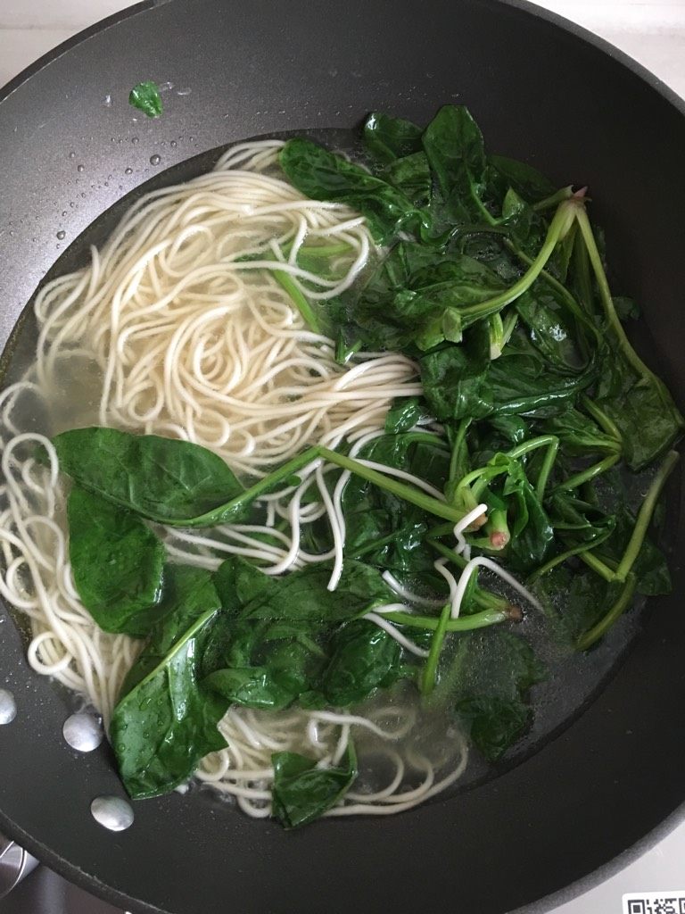 菠菜鸡丝面,放入面条和菠菜，再加点盐调味。