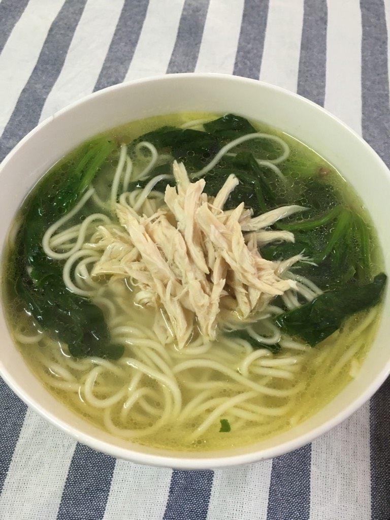 菠菜鸡丝面,盛出。