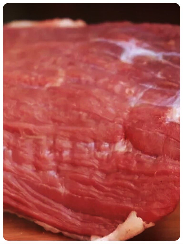 罗宋汤,<a style='color:red;display:inline-block;' href='/shicai/ 216'>牛肉</a>洗净切小块，放入冷水里，煮至水开，倒掉开水，清洗下<a style='color:red;display:inline-block;' href='/shicai/ 216'>牛肉</a>，加二片姜，再放入锅中倒入适量清水煮开转小火炖煮2个小时左右.