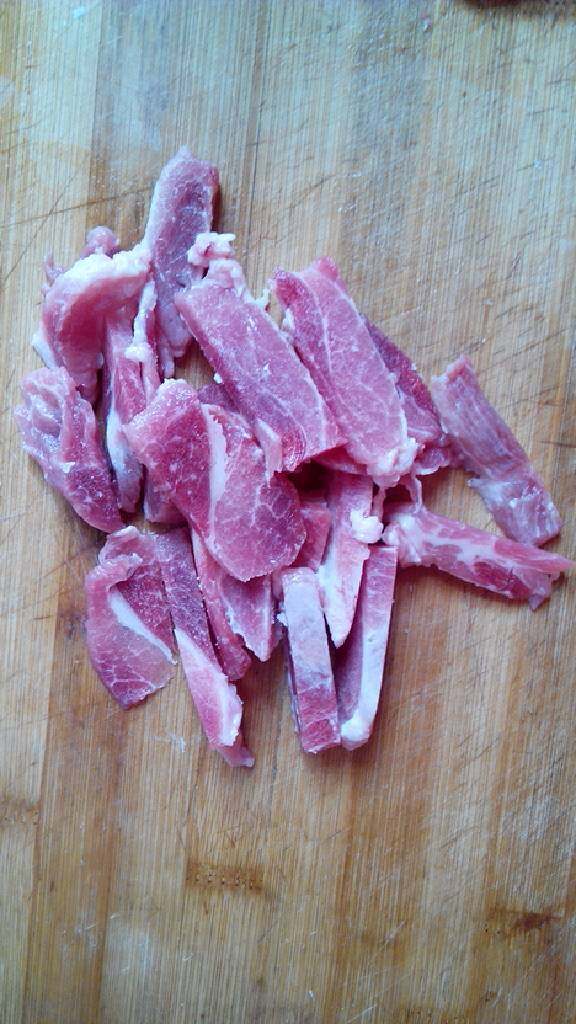 胡萝卜尖椒鸡蛋炒肉,<a style='color:red;display:inline-block;' href='/shicai/ 414'>猪肉</a>解冻,洗净,切成长长的条。
