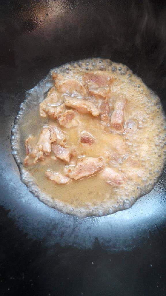 胡萝卜尖椒鸡蛋炒肉,倒入少许水,盖锅盖,小火2分钟即可。
