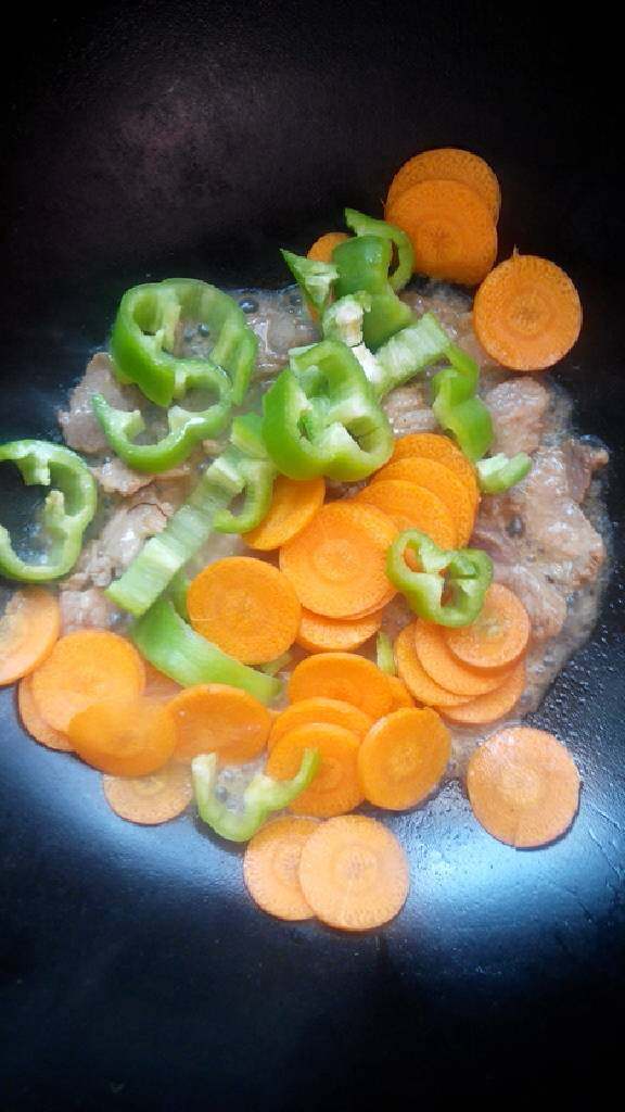 胡萝卜尖椒鸡蛋炒肉,开盖,放入尖椒胡萝卜翻炒。