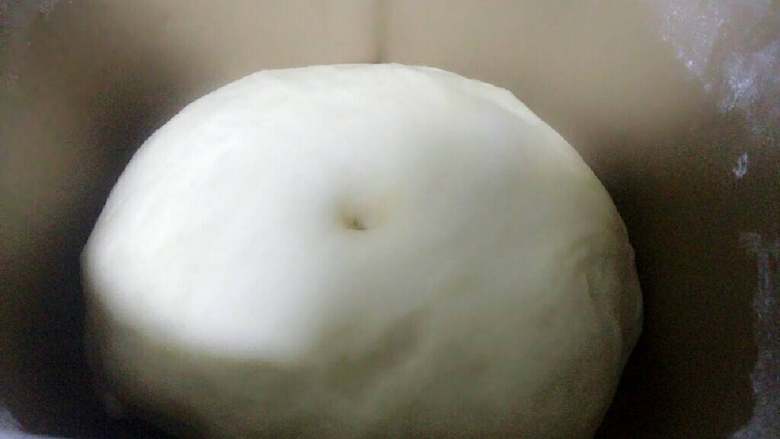 奶香椰蓉面包,待面团发酵到1.5~2倍大小,用手指在面团上插小孔不回缩即可。