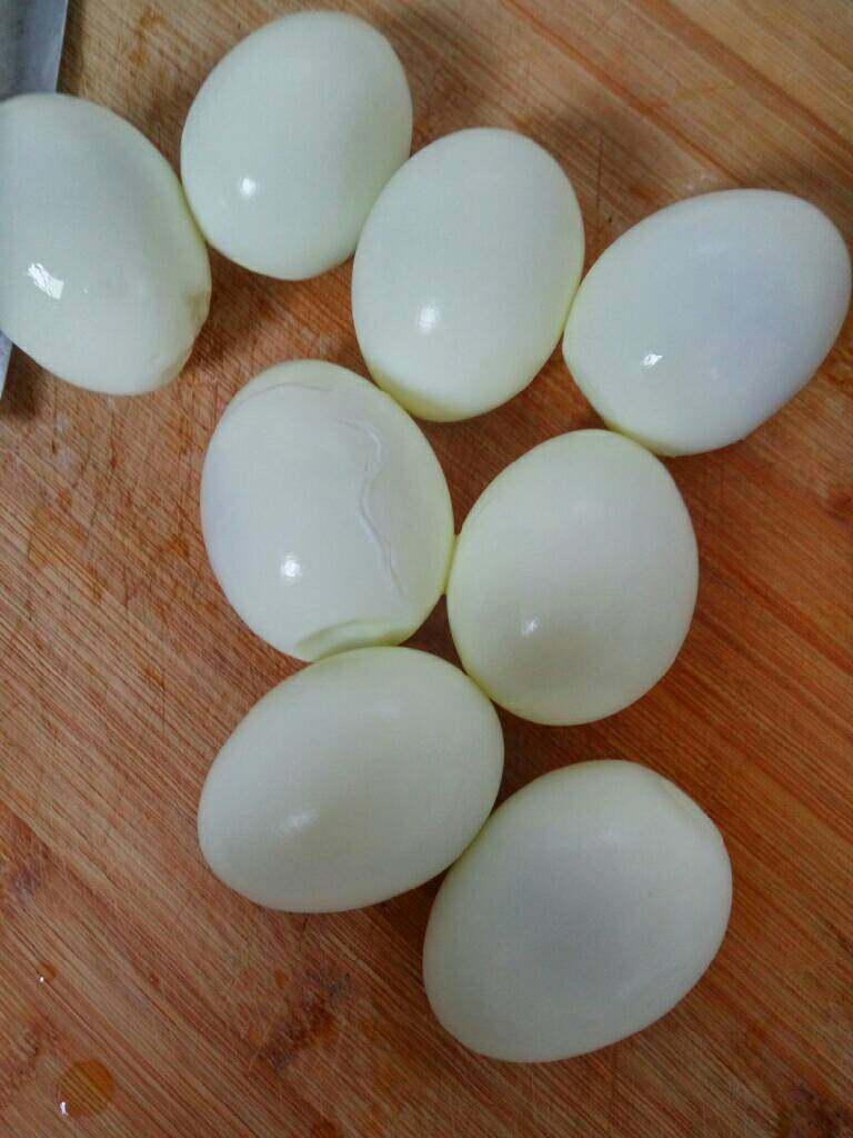 卤蛋,均匀的在鸡蛋上划上几刀,方面入味