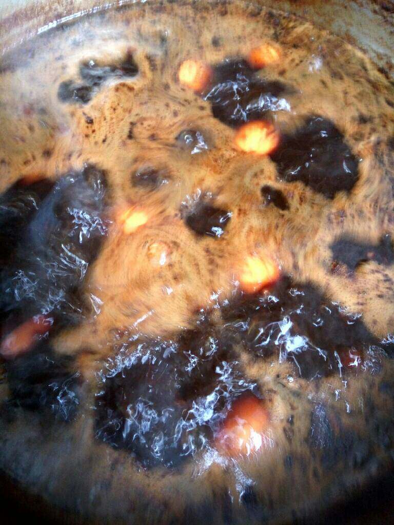 卤蛋,然后再继续浸泡十分钟,煮开后即可出锅