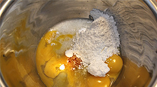 魔法蛋糕,鸡蛋常温,黄油融化至室温,牛奶温热