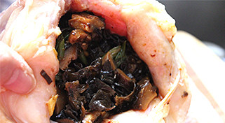 叫花鸡,等待填料凉一些后,塞进鸡身里