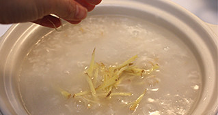 生滚螃蟹粥,在高压锅里煮好粥，移到砂锅内，重新将粥煮到微沸，撒入姜丝