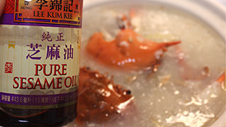 生滚螃蟹粥,放入螃蟹，盖锅焖10分钟，开锅加点<a style='color:red;display:inline-block;' href='/shicai/ 3738'>芝麻油</a>即可