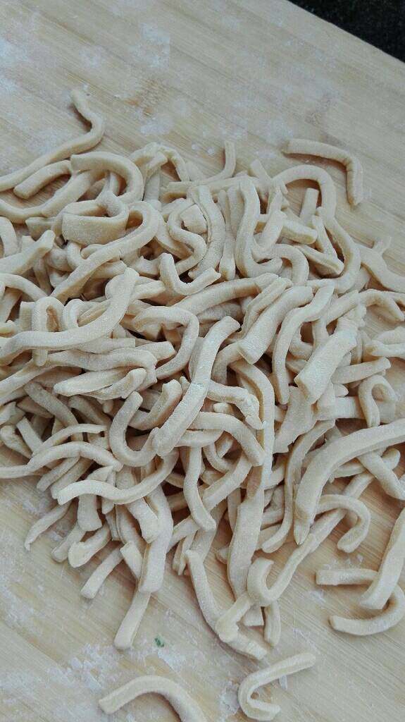 自制沙琪玛,面团醒好后,擀成面片,切成短一点的面条,不要切的太粗,因为炸的时候还会变粗些