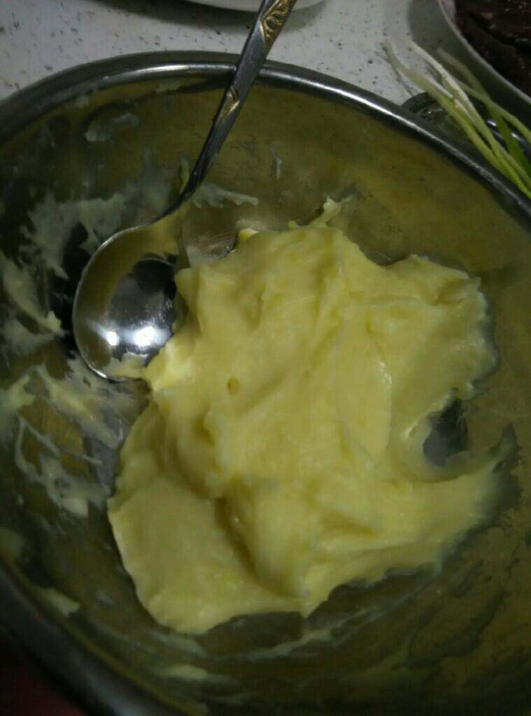 麻椒土豆饼,<a style='color:red;display:inline-block;' href='/shicai/ 23'>土豆</a>煮熟压烂待用