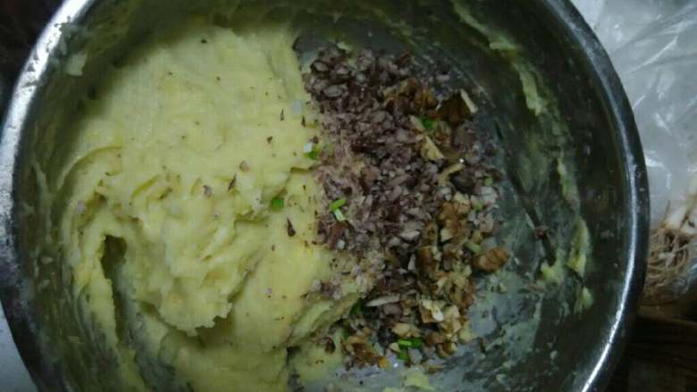 麻椒土豆饼,放入适量的<a style='color:red;display:inline-block;' href='/shicai/ 3607'>红豆</a>、<a style='color:red;display:inline-block;' href='/shicai/ 5056'>核桃仁</a>、盐、<a style='color:red;display:inline-block;' href='/shicai/ 519'>面粉</a>、<a style='color:red;display:inline-block;' href='/shicai/ 3250'>葱</a>、<a style='color:red;display:inline-block;' href='/shicai/ 12043'>花椒粉</a>、<a style='color:red;display:inline-block;' href='/shicai/ 15'>蛋黄</a>拌匀。根据个人口味放入