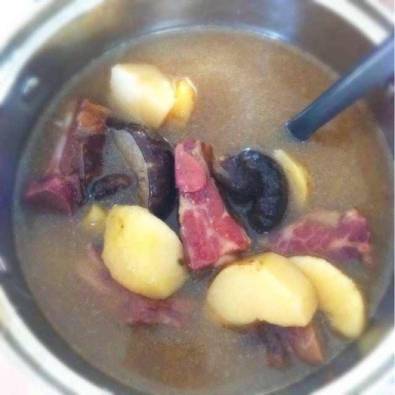 香菇土豆炖腊排