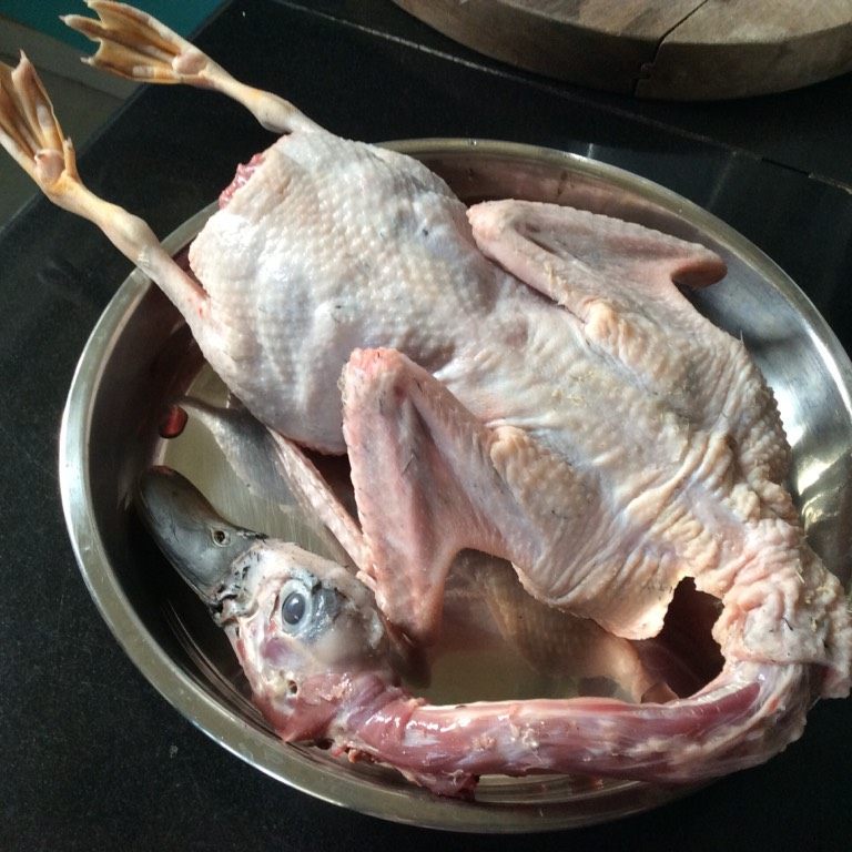 芋头炆青头鸭,鸭子拨干净细毛,弄干净。
