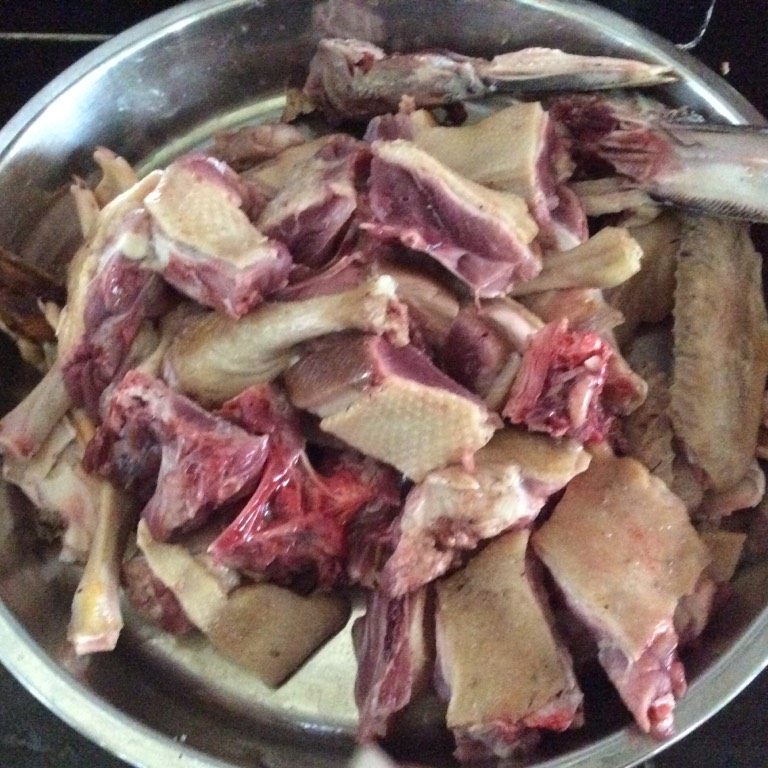 芋头炆青头鸭,将鸭子整个用热油淋一下,然后斩件