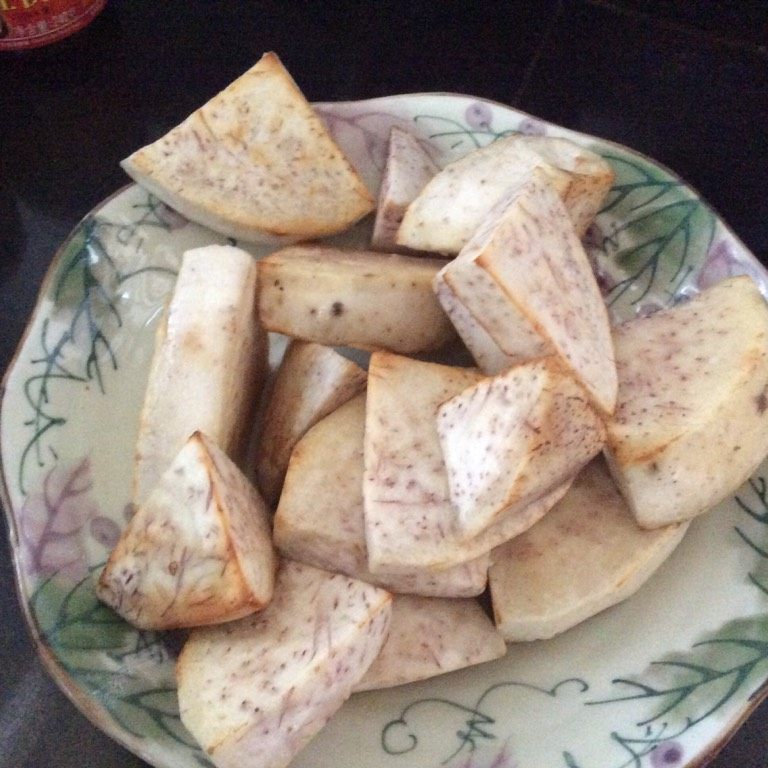 芋头炆青头鸭,芋头去皮切件,用热油煎两边金黄