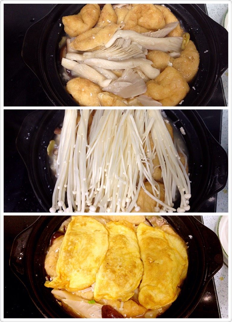 杂菌蛋饺煲,调小火,分步骤先后码入平菇、金针菇和蛋饺。每码入一样食材就煮3分钟,再放下一样食材。