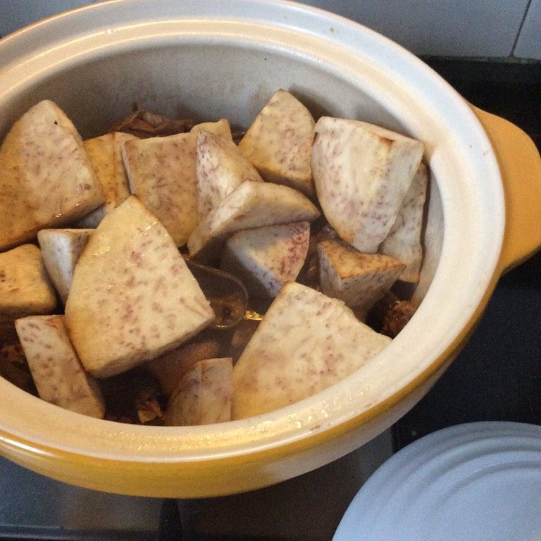芋头炆青头鸭,试下鸭子是否已软,然后放芋头再煮10分,让芋头尽量吸收汤汁。